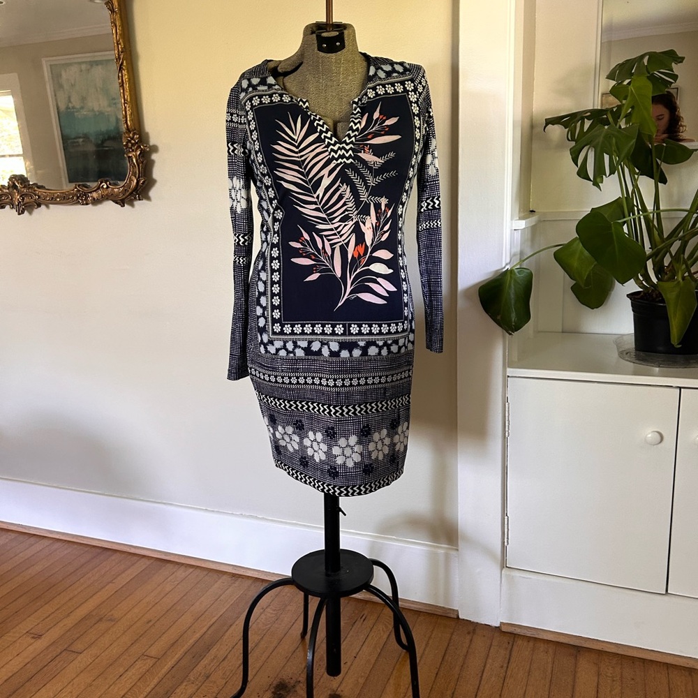 Diane Von Furstenberg Navy and White Sheath Dress V-neck Long Sleeve